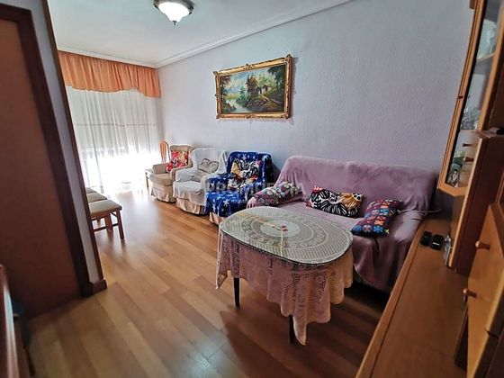 Foto 1 de Alquiler de piso en Juan Carlos I de 3 habitaciones con muebles y balcón