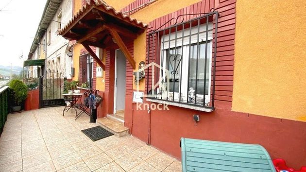 Foto 2 de Casa adossada en venda a San Martín del Rey Aurelio de 5 habitacions amb terrassa i jardí