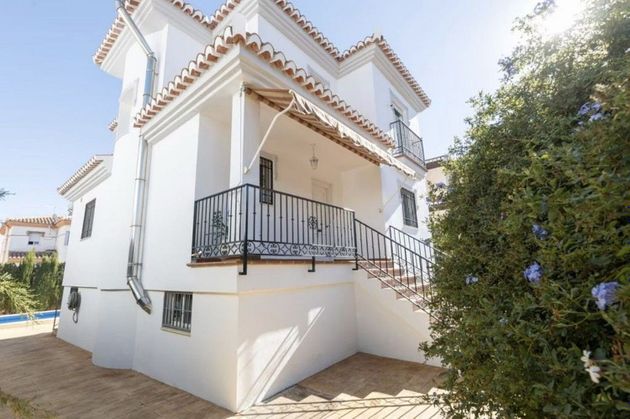 Foto 1 de Casa en venda a Cúllar Vega de 4 habitacions amb piscina i garatge