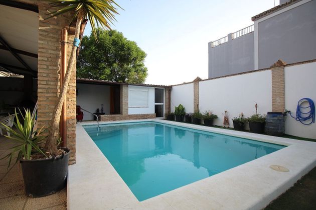 Foto 1 de Xalet en venda a Sanlúcar la Mayor de 5 habitacions amb terrassa i piscina