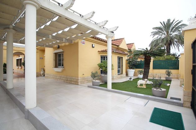 Foto 2 de Venta de casa en Montequinto de 4 habitaciones con piscina y jardín