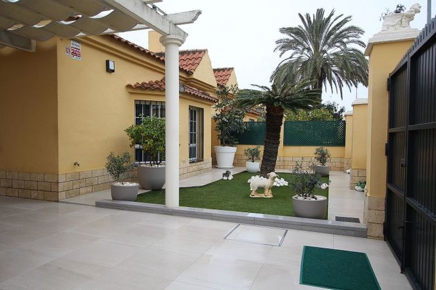 Foto 1 de Venta de casa en Montequinto de 4 habitaciones con piscina y jardín