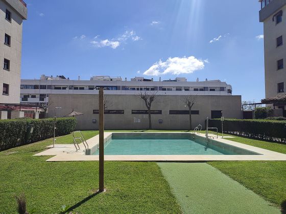 Foto 2 de Pis en lloguer a calle Carmen Valenzuela de 3 habitacions amb terrassa i piscina