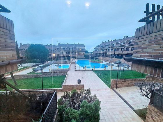 Foto 1 de Dúplex en venda a Sevilla la Nueva de 3 habitacions amb terrassa i piscina