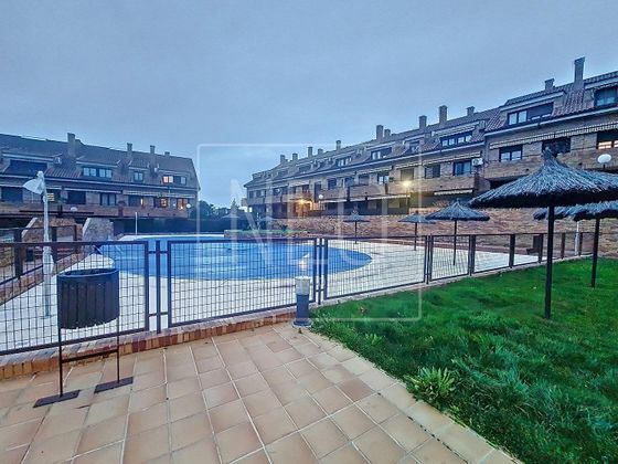 Foto 2 de Dúplex en venda a Sevilla la Nueva de 3 habitacions amb terrassa i piscina