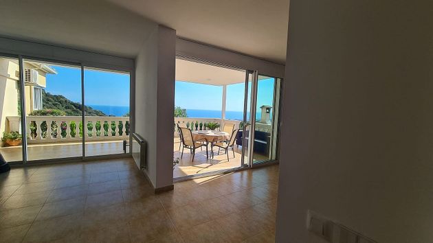 Foto 2 de Chalet en venta en Santa Susanna de 4 habitaciones con terraza y piscina