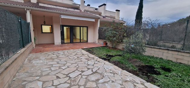 Foto 2 de Casa adosada en venta en Sant Quirze Safaja de 3 habitaciones con terraza y jardín