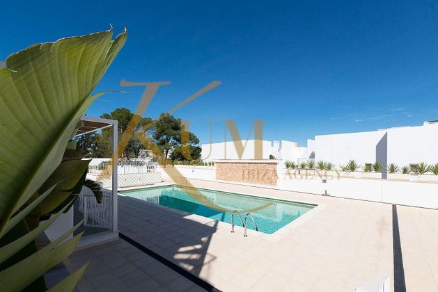 Foto 2 de Pis en lloguer a Cala Vedella - Cala Tarida - Cala Conta de 1 habitació amb terrassa i piscina