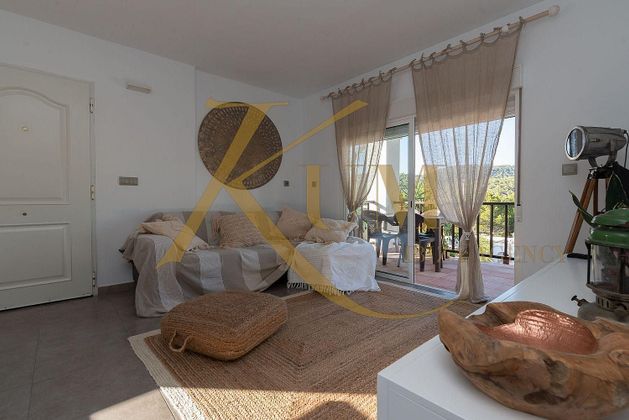 Foto 1 de Piso en alquiler en Cala Vedella - Cala Tarida - Cala Conta de 2 habitaciones con terraza y aire acondicionado
