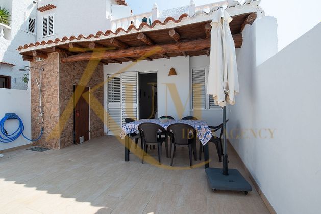 Foto 1 de Casa en alquiler en Cala Vedella - Cala Tarida - Cala Conta de 2 habitaciones con terraza y aire acondicionado