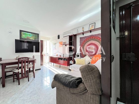 Foto 2 de Piso en venta en Artigas - Llefià de 2 habitaciones con balcón y aire acondicionado