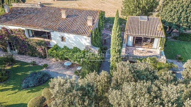 Foto 2 de Venta de casa rural en Cruïlles de 5 habitaciones con terraza y piscina