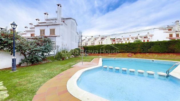 Foto 1 de Casa adossada en venda a Torre Valentina-Mas Vilar de La Mutxada-Treumal de 3 habitacions amb terrassa i piscina