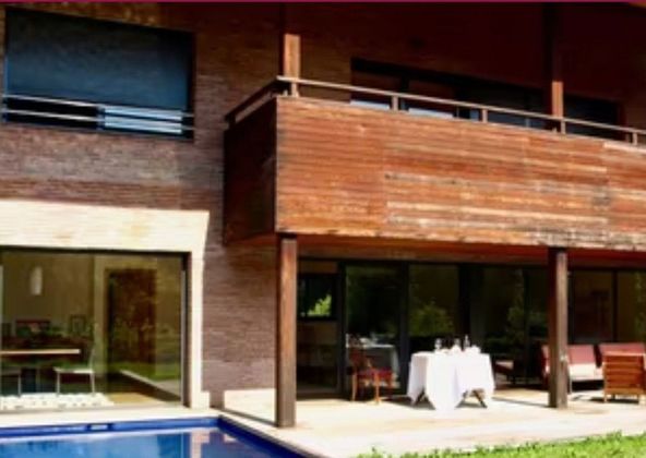 Foto 2 de Casa adossada en venda a calle Pinyer de 6 habitacions amb terrassa i piscina
