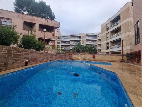 Foto 1 de Casa adossada en venda a Ruiseñores de 5 habitacions amb terrassa i piscina
