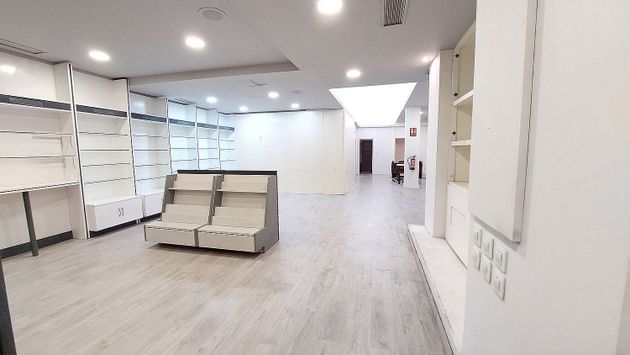 Foto 1 de Alquiler de local en avenida Finisterre de 160 m²
