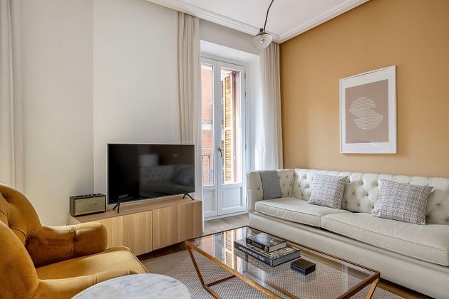 Foto 1 de Alquiler de piso en Cortes - Huertas de 1 habitación con muebles y balcón