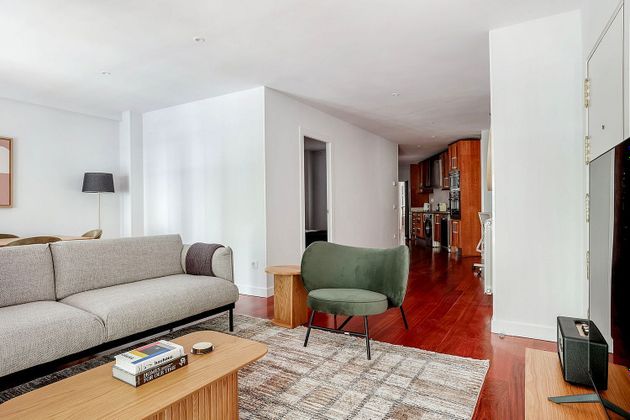 Foto 2 de Alquiler de piso en Embajadores - Lavapiés de 2 habitaciones con muebles y balcón