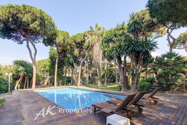 Foto 1 de Chalet en venta en Gavà Mar de 5 habitaciones con terraza y piscina