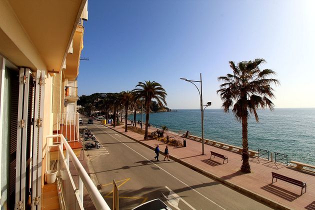 Foto 1 de Venta de piso en calle Camprodón i Arrieta de 4 habitaciones con terraza y balcón