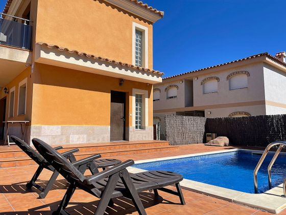 Foto 1 de Casa adosada en alquiler en urbanización Casalot de 2 habitaciones con terraza y piscina