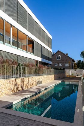 Foto 2 de Àtic en venda a calle Berga de 3 habitacions amb terrassa i piscina