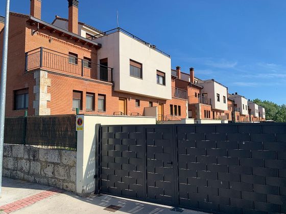 Foto 2 de Casa en venda a calle Del Pesquerón de 5 habitacions amb terrassa i jardí