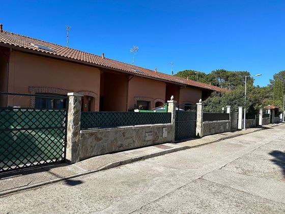 Foto 1 de Casa adossada en venda a calle Fuente de Cibeles de 3 habitacions amb terrassa i piscina
