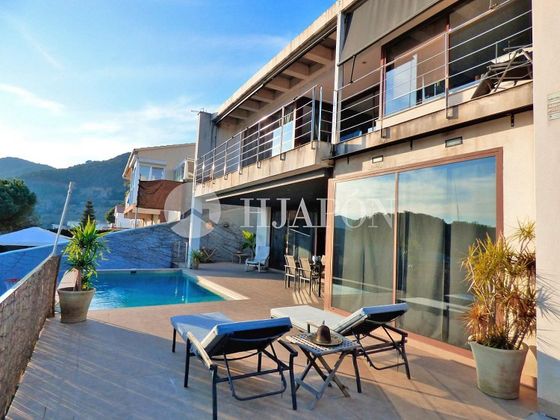 Foto 1 de Xalet en venda a Alella de 7 habitacions amb terrassa i piscina