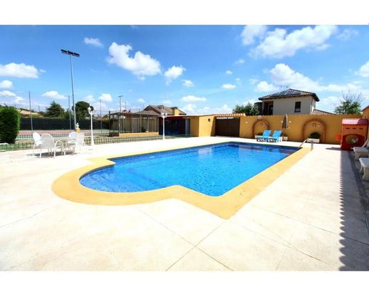 Foto 1 de Casa adossada en venda a Huecas de 3 habitacions amb piscina i jardí