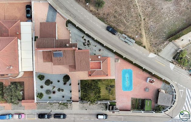 Foto 1 de Venta de chalet en calle Del Cadí de 4 habitaciones con terraza y piscina