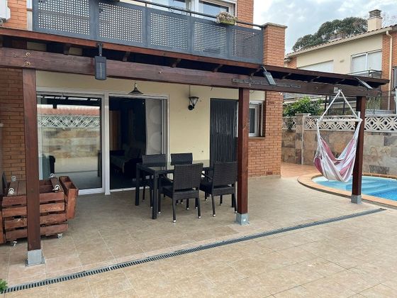 Foto 2 de Casa adossada en venda a calle Del Carlit de 3 habitacions amb terrassa i piscina