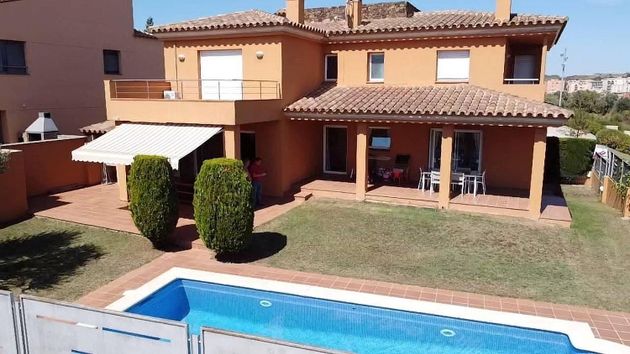 Foto 2 de Casa adossada en venda a calle De D'espolla de 6 habitacions amb terrassa i piscina