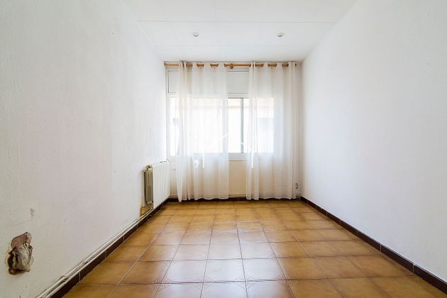 Foto 2 de Venta de piso en calle Badalona de 3 habitaciones con terraza y aire acondicionado