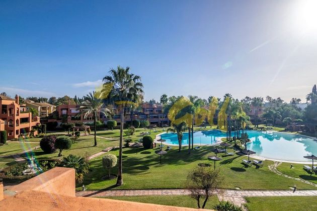 Foto 1 de Dúplex en venta en urbanización Alhambra del Golf de 4 habitaciones con terraza y piscina