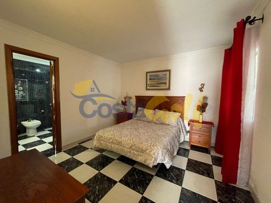 Foto 2 de Casa en venta en calle Príncipe de Asturias de 3 habitaciones con terraza y piscina