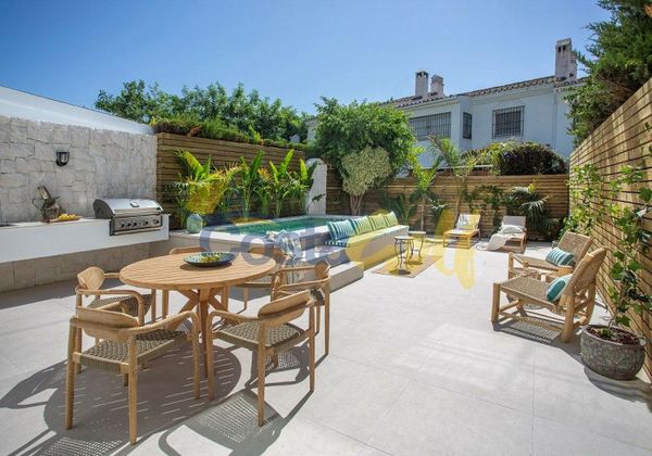 Foto 2 de Venta de casa en calle Santander de 4 habitaciones con terraza y piscina
