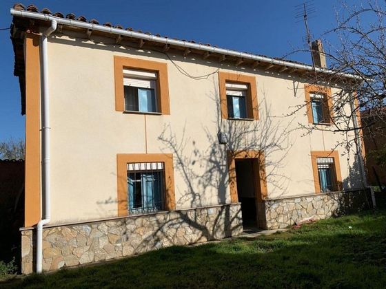 Foto 1 de Xalet en venda a Almanza de 4 habitacions amb jardí