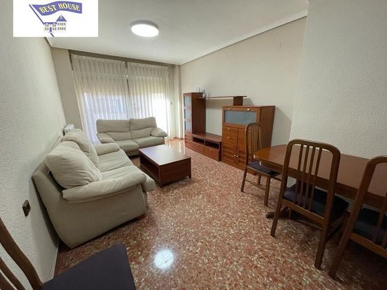 Foto 1 de Pis en lloguer a Franciscanos de 3 habitacions amb mobles i balcó