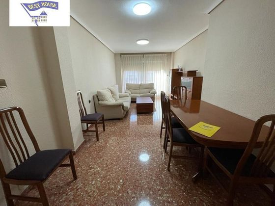 Foto 2 de Piso en alquiler en Franciscanos de 3 habitaciones con muebles y balcón