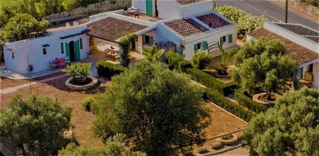Foto 2 de Venta de casa rural en Sant Lluís de 4 habitaciones con terraza y jardín