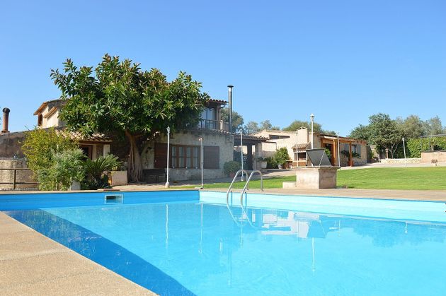 Foto 1 de Chalet en venta en Petra de 4 habitaciones con terraza y piscina