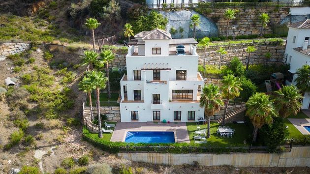 Foto 1 de Venta de casa en Benahavís de 4 habitaciones con terraza y piscina