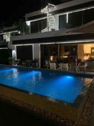 Foto 2 de Casa en venta en Nueva Andalucía centro de 3 habitaciones con terraza y piscina