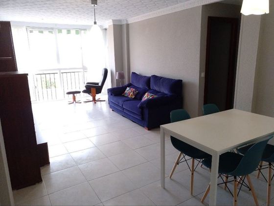 Foto 2 de Piso en alquiler en calle Cómpeta de 3 habitaciones con muebles y balcón