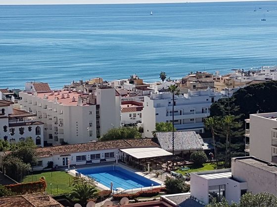 Foto 2 de Alquiler de piso en La Carihuela de 1 habitación con terraza y piscina