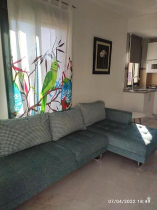 Foto 2 de Piso en alquiler en Perchel Norte - La Trinidad de 1 habitación con muebles y balcón