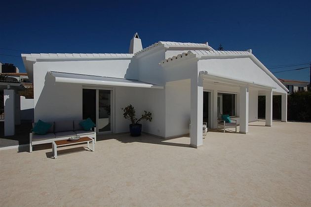 Foto 1 de Chalet en venta en El Faro de Calaburra - Chaparral de 3 habitaciones con terraza y piscina