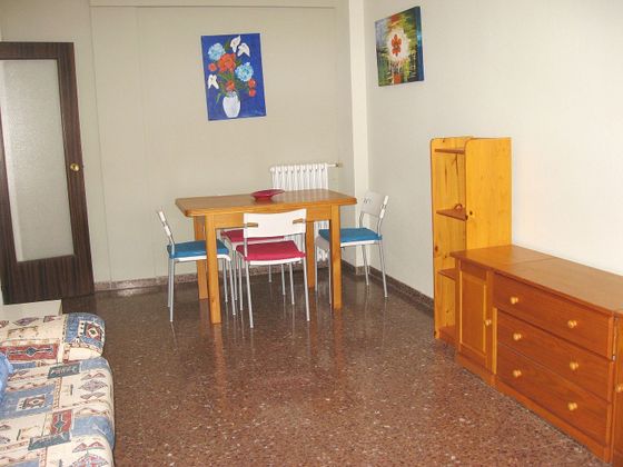 Foto 2 de Piso en alquiler en Delicias de 3 habitaciones con terraza y muebles
