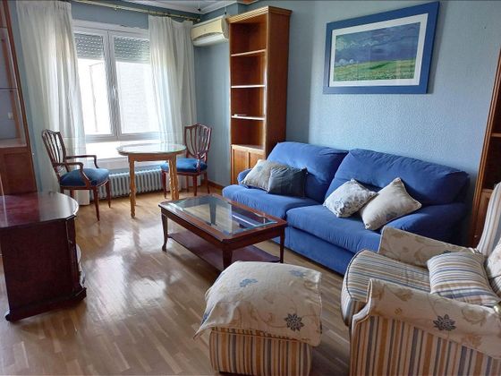 Foto 2 de Piso en alquiler en Ruiseñores de 3 habitaciones con terraza y muebles